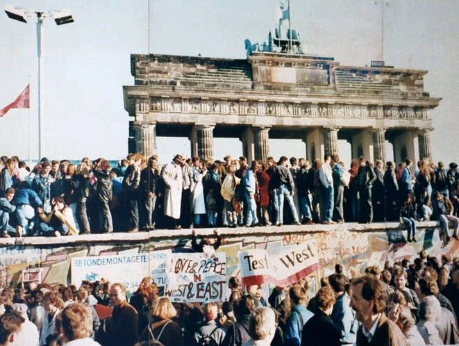 West- und Ostdeutsche am Brandenburger Tor, 9. November 1989 — Mauerfall mitten in Hülsmanns TU-Berlin-Studium