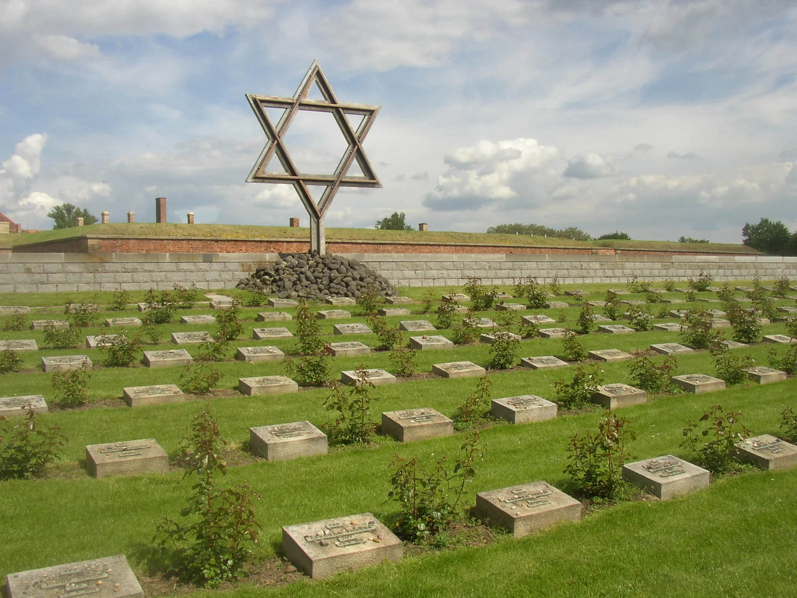 Nationaler Gedenkfriedhof Terezín, errichtet nach 1945 für die Opfer des Ghettos und der Kleinen Festung, mit rund 10 000 Bestatteten.